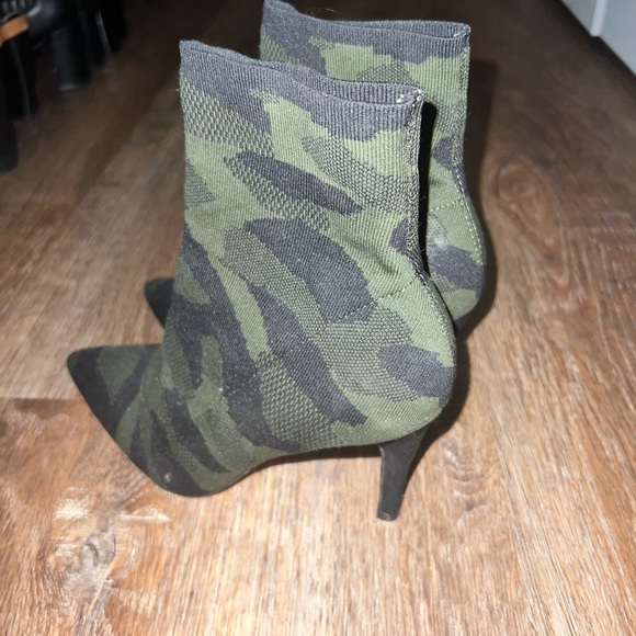 Steve madden camo booties with stiletto heel - Picture 2 of 2
